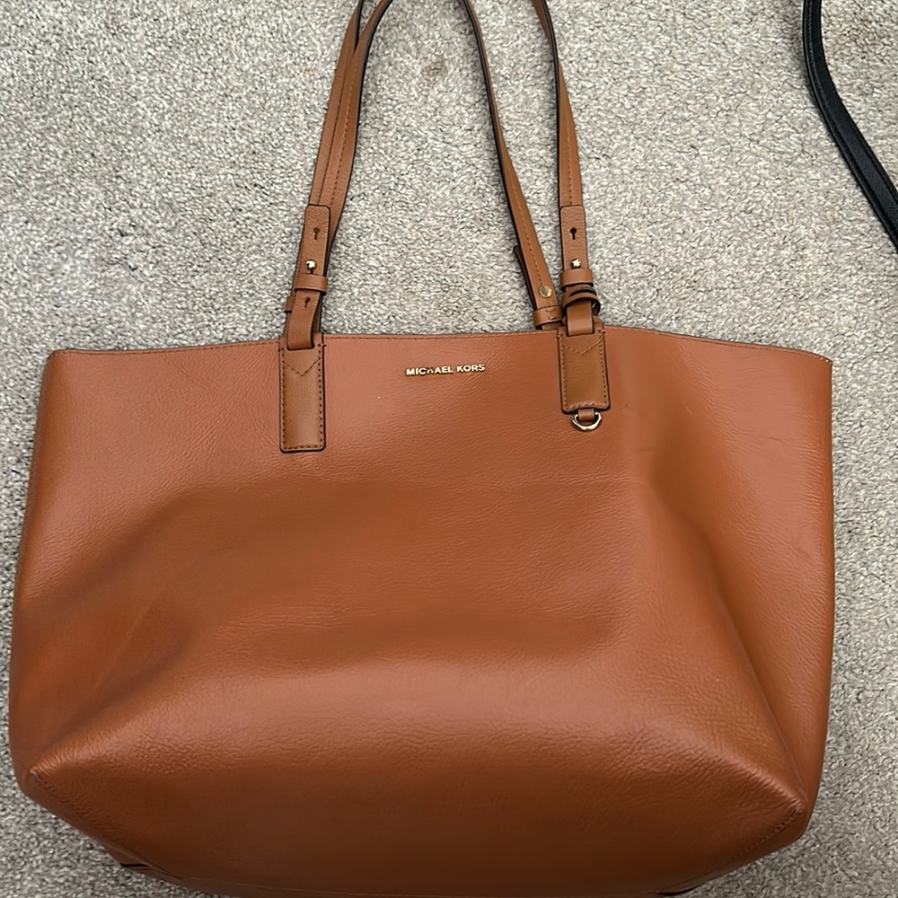Used in good condition MK purse with attached wallet/wristlet